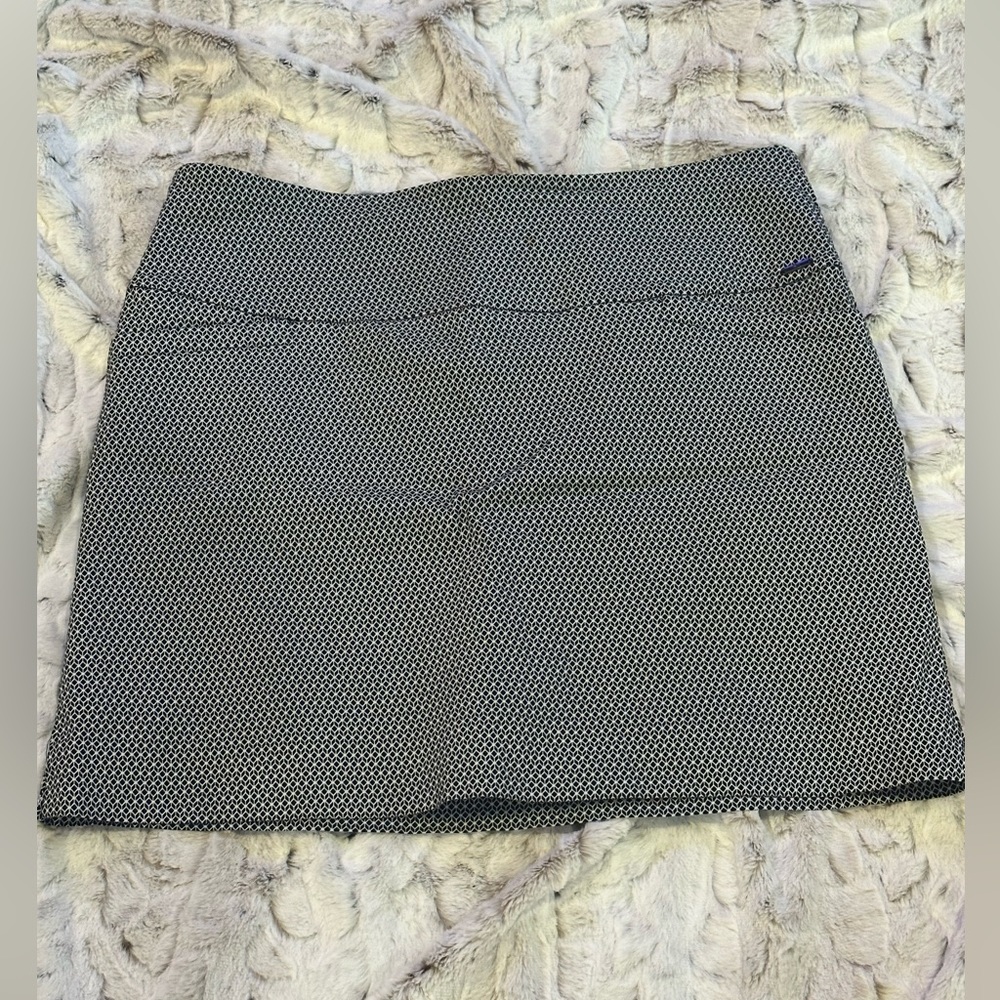 Black and white geometric print XL skort.